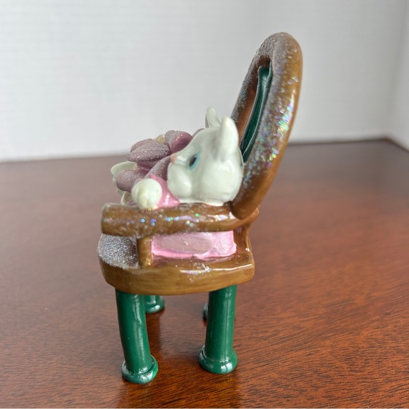 White Kitten Curled in Chair Donna Little Kitt'in Littles Enesco Figurine 1998 - Picture 4 of 9